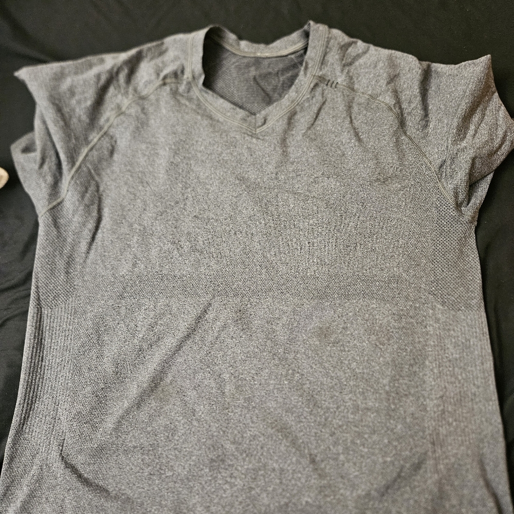 Lululemon vent tech shirt L